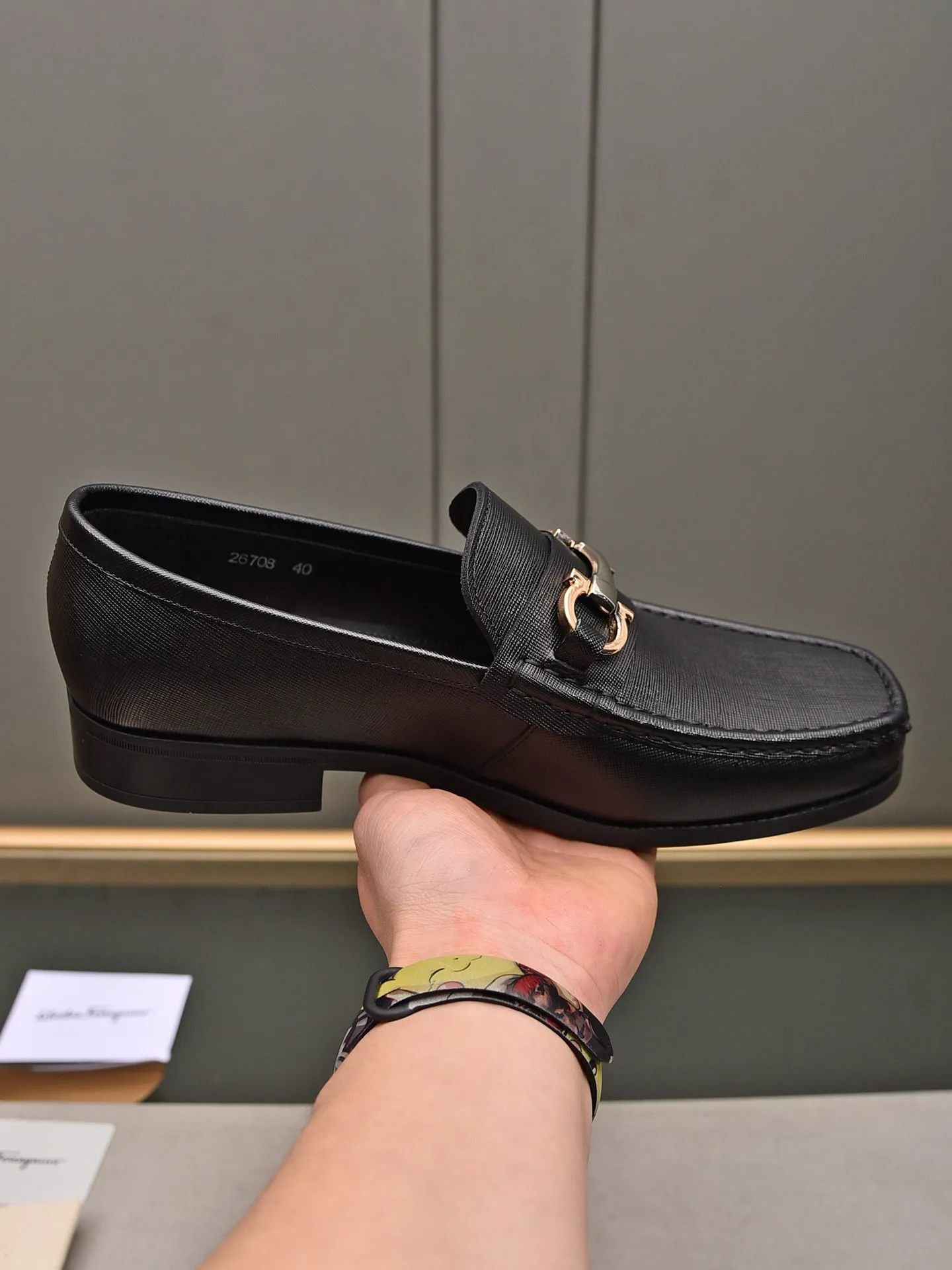 Men's shoes 💰: 460 [Original running volume and quality] Brand: Ferragamo (Ferragamo) Size: Men's size 38/44 (45 can be customized) Grade: Same style as the official website High-end quality men's shoes Material: Original first-layer calfskin Water-dyed cowhide lining Original outsole Style categories: Men's fashion formal business casual leather shoes Slip-on men's high-top series Young fashion European and American trends British style Casual matching Comfortable on the feet